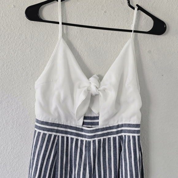 Forever 21 women's sleevesless jumpsuit white blue stripes front Cutout - Picture 4 of 13